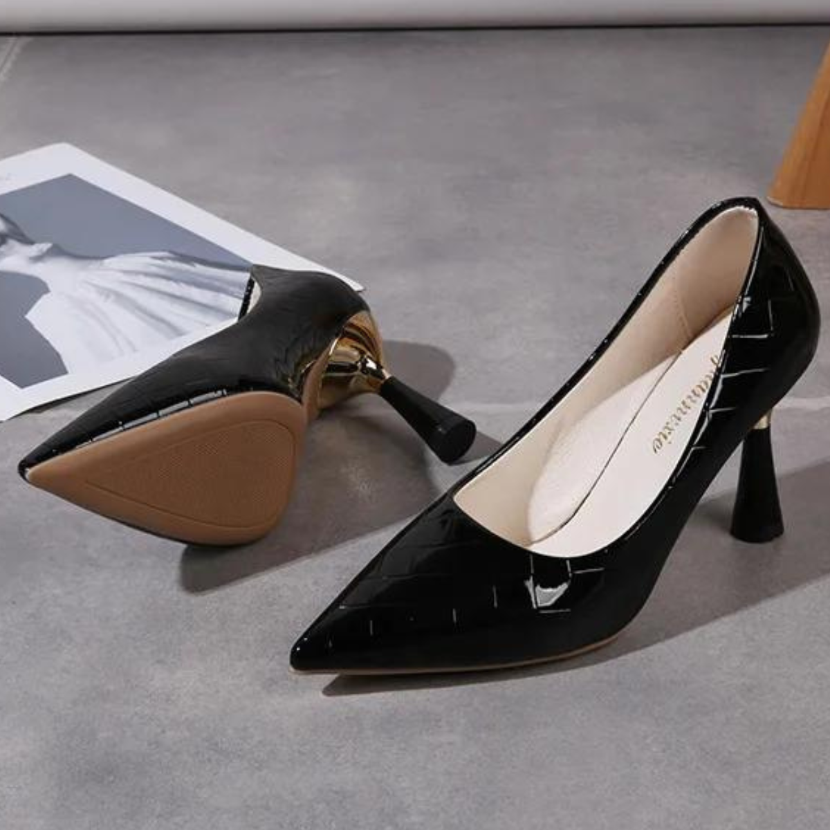 O Scarpin Salto Alto Velvetz é uma peça sofisticada que combina elegância e glamour. Salto Alto Sapato com Salto Sapato Salto Médio Scarpin Salto Fino Scarpin Scarpin Bico Fino Scarpin Clássico Scarpin Fino Scarpin Moderno Scarpin Para Trabalhar Scarpin Cintilante Scarpin Salto Alto Cintilante com Dourado - Deluzen