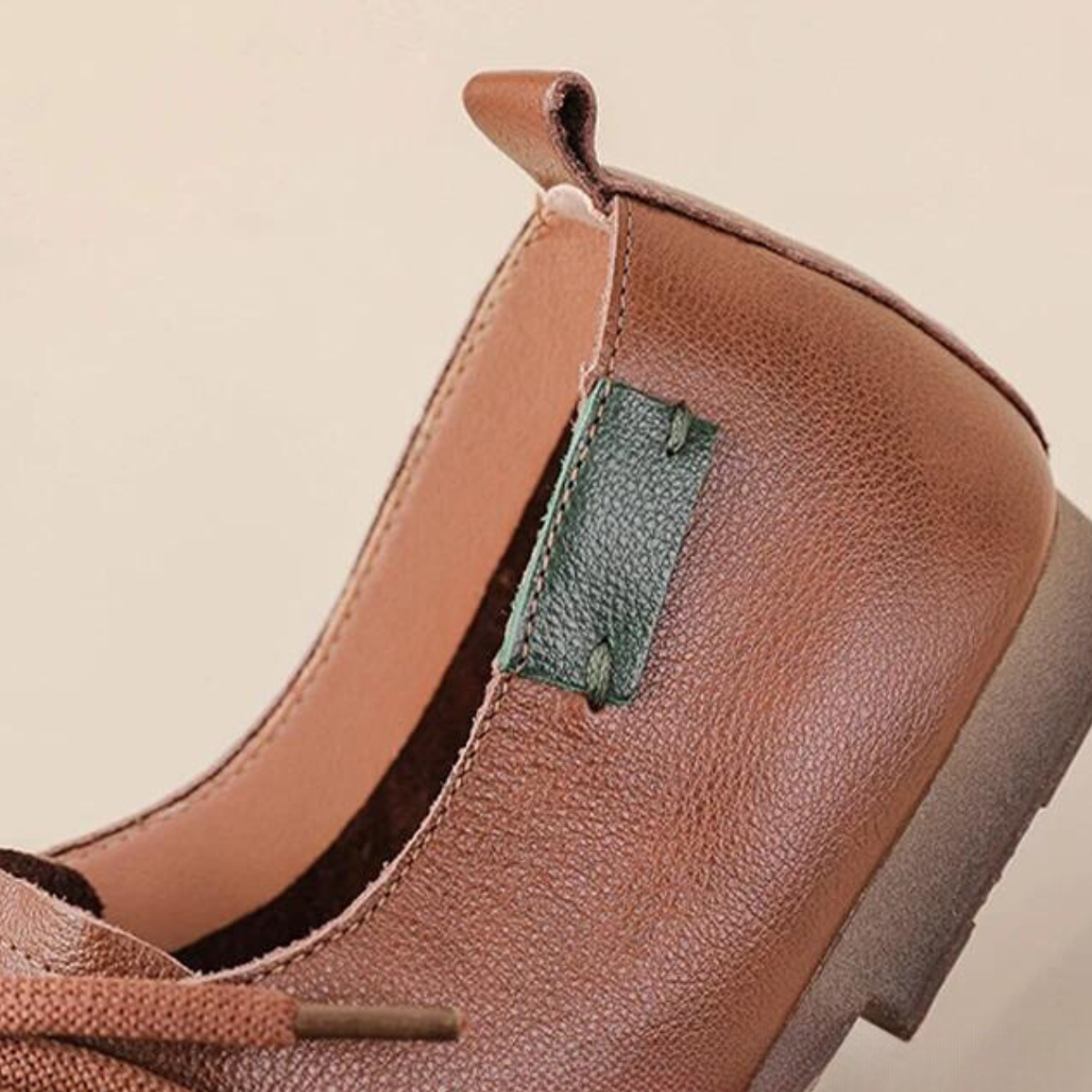 O Sapato Feminino Lithium é uma peça clássica, confeccionada em couro, que combina elegância, leveza e conforto. Sapato Feminino  Sapato Anatômico  Sapato Elegante  Sapato Moderno  Sapato Rasteiro  Sapato  Sapato Ortopédico  Sapato Confortável  Sapato Vintage  Sapato Clássico  Sapato Bico Quadrado  Sapato com Cadarço  Sapato Bico Redondo Sapato Feminino Clássico em Couro Leve e Confortável - Deluzen