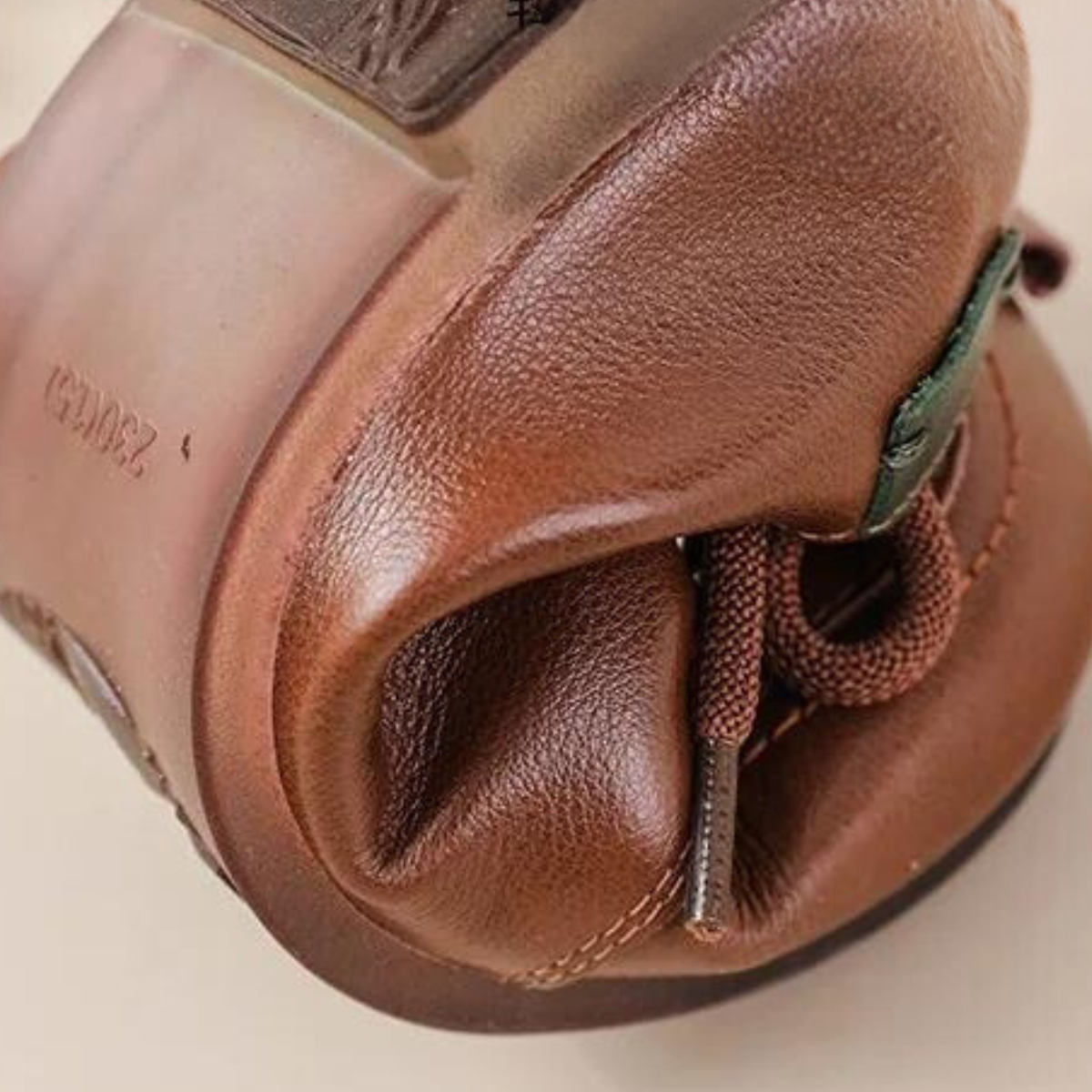 O Sapato Feminino Lithium é uma peça clássica, confeccionada em couro, que combina elegância, leveza e conforto. Sapato Feminino  Sapato Anatômico  Sapato Elegante  Sapato Moderno  Sapato Rasteiro  Sapato  Sapato Ortopédico  Sapato Confortável  Sapato Vintage  Sapato Clássico  Sapato Bico Quadrado  Sapato com Cadarço  Sapato Bico Redondo Sapato Feminino Clássico em Couro Leve e Confortável - Deluzen