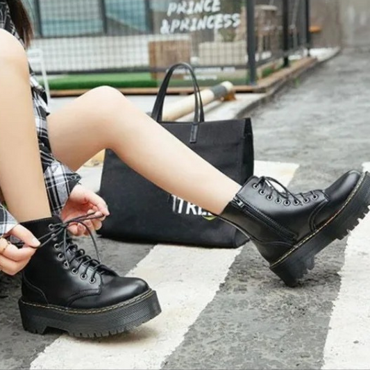 As Botas Coturno Inglesa ST Line são uma escolha robusta e estilosa para quem busca um calçado durável e cheio de personalidade. Bota Plataforma Bota Impermeável Bota Flexível Bota Feminina Bota Elegante Bota de Passeio Bota de Inverno Bota de Couro Bota Coturno Bota com Cadarço Bota Antiderrapante Bota Acolchoada Bota a Prova D'água Bota Botas Coturno Inglesa de Couro com Cadarço frontal - Deluzen