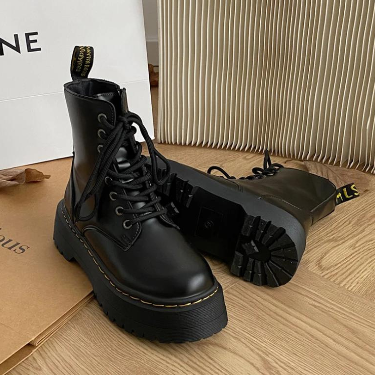 As Botas Coturno Inglesa ST Line são uma escolha robusta e estilosa para quem busca um calçado durável e cheio de personalidade. Bota Plataforma Bota Impermeável Bota Flexível Bota Feminina Bota Elegante Bota de Passeio Bota de Inverno Bota de Couro Bota Coturno Bota com Cadarço Bota Antiderrapante Bota Acolchoada Bota a Prova D'água Bota Botas Coturno Inglesa de Couro com Cadarço frontal - Deluzen
