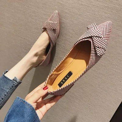 A Sapatilha Feminina XRXC Line é uma peça de luxo que combina elegância e estilo. Sapatilha Sapatilha Confortável Sapatilha Leve Sapatilha Ortopédica Sapatilha de Ponta Sapatilha Para Trabalhar Sapatilha Bico Fino Sapatilha Fashion Sapatilha Moderna Sapatilha Slip On Sapatilha de Listras Sapatilha Feminina Listrada de Luxo com Bico FIno - Deluzen