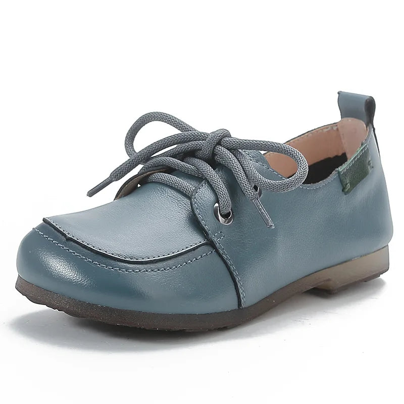 O Sapato Feminino Lithium é uma peça clássica, confeccionada em couro, que combina elegância, leveza e conforto. Sapato Feminino  Sapato Anatômico  Sapato Elegante  Sapato Moderno  Sapato Rasteiro  Sapato  Sapato Ortopédico  Sapato Confortável  Sapato Vintage  Sapato Clássico  Sapato Bico Quadrado  Sapato com Cadarço  Sapato Bico Redondo Sapato Feminino Clássico em Couro Leve e Confortável - Deluzen