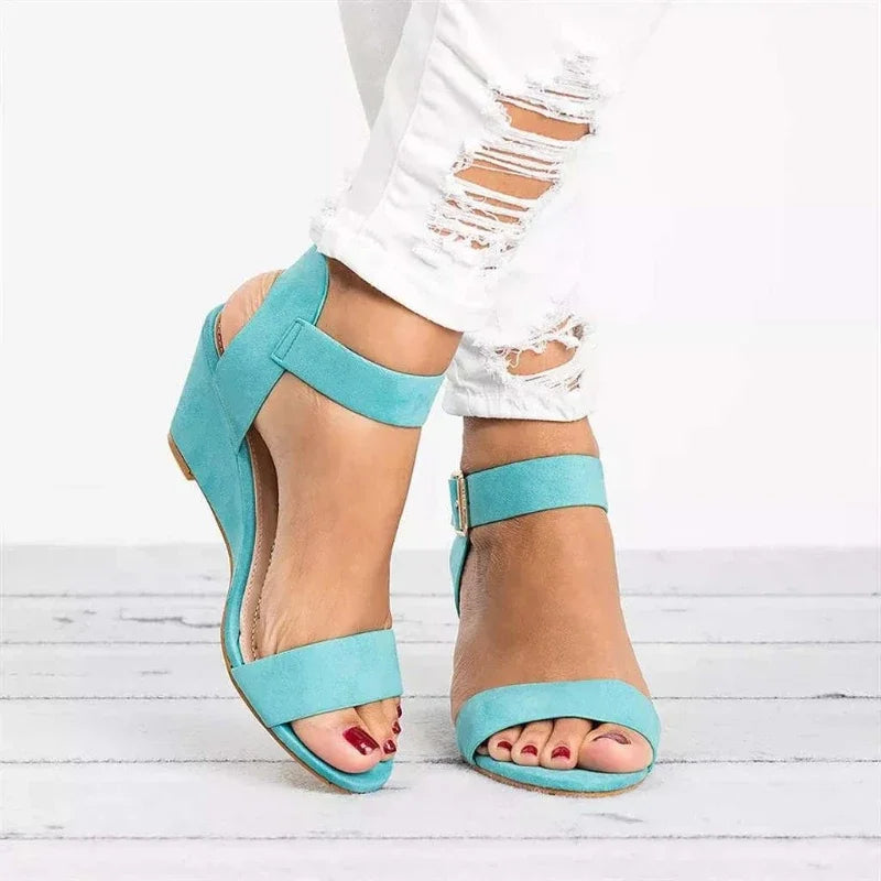 A Sandália Feminina Volare apresenta um design elegante e feminino, perfeito para diversas ocasiões. Sandálias Femininas Sandálias de Verão Sandália Confortável Sandália Plus Size Sandália Anabela Sandália com Salto Sandália com Fivela Sandália Moderna Sandália Coral Sandalia Sandalia Anabela Sandália Feminina com Fivela e Salto Anabela - Deluzen