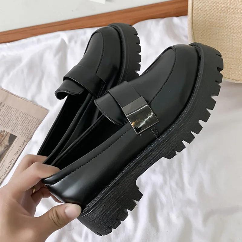 O Mocassim Feminino Sneakz é uma interpretação moderna do estilo britânico, apresentando uma plataforma e cano raso para um toque contemporâneo. Mocassim Mocassim Antiderrapante Mocassim Casual Mocassim Elegante Mocassim Flexível Mocassim Moderna Sapato Mocassim Mocassim Moderno Mocassim Britânico Mocassim Plataforma Mocassim Cano Raso Mocassim Feminino Plataforma Cano Raso Estilo Britânico - Deluzen