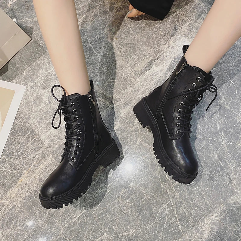 As Botas Femininas Coturno Cano Médio Stormz oferecem uma combinação de estilo vintage, durabilidade e atitude.Bota de Inverno Bota Feminina Bota Flexível Bota Bota Antiderrapante Bota Elegante Bota Impermeável Bota de Couro Bota de Passeio Botas Botas Femininas Bota com Zíper Bota Coturno Bota Cano Médio Botas Femininas Coturno Cano Médio de Couro Vintage - Deluzen