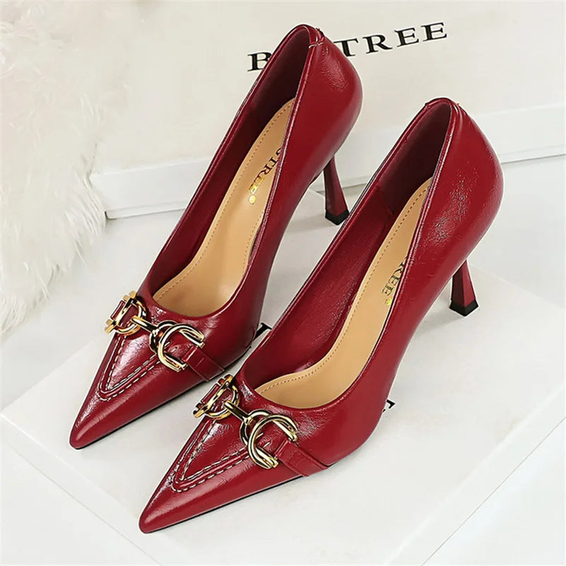 O Scarpin Feminino WRK Bigtree é uma escolha que une elegância e conforto, apresentando um design em salto alto. Scarpin Scarpin Moderno Scarpin Salto Fino Scarpin Clássico Scarpin Fino Scarpin Para Festas Scarpin Para Trabalhar Scarpin Fashion Scarpin 8cm Scarpin com Adereço Scarpin Confortável Scarpin Leve Salto Alto Confortável Scarpin Feminino em Salto Alto Confortável - Deluzen
