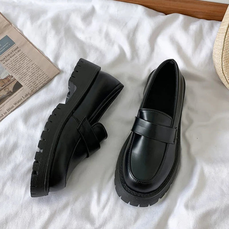 O Mocassim Feminino Sneakz é uma interpretação moderna do estilo britânico, apresentando uma plataforma e cano raso para um toque contemporâneo. Mocassim Mocassim Antiderrapante Mocassim Casual Mocassim Elegante Mocassim Flexível Mocassim Moderna Sapato Mocassim Mocassim Moderno Mocassim Britânico Mocassim Plataforma Mocassim Cano Raso Mocassim Feminino Plataforma Cano Raso Estilo Britânico - Deluzen