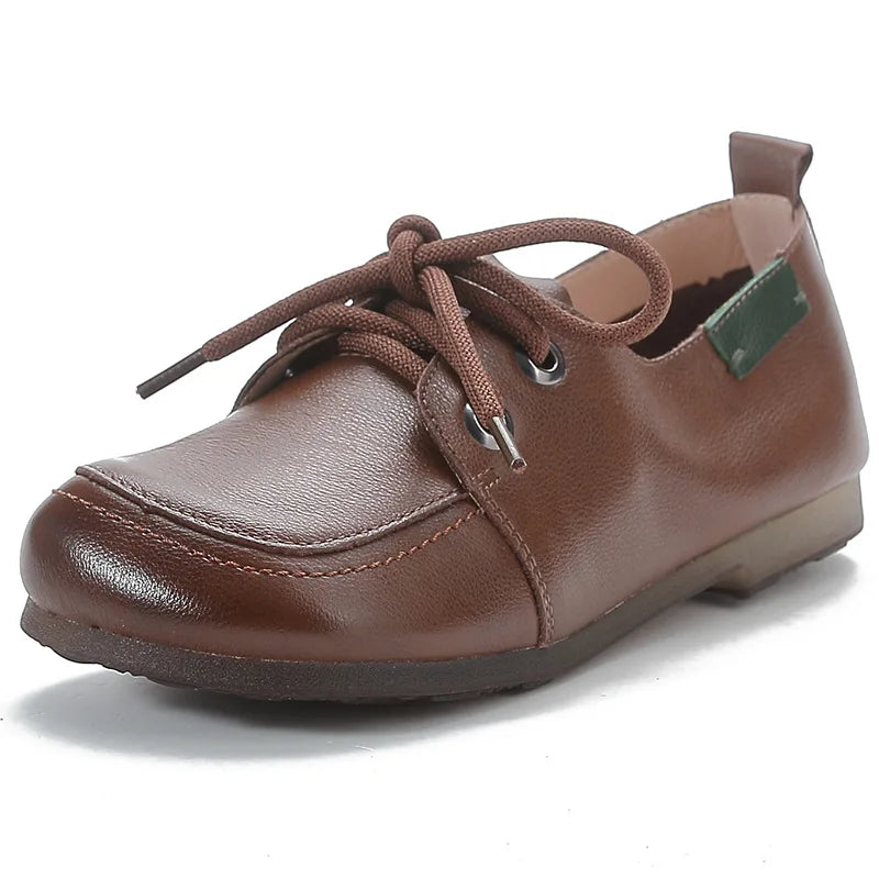 O Sapato Feminino Lithium é uma peça clássica, confeccionada em couro, que combina elegância, leveza e conforto. Sapato Feminino  Sapato Anatômico  Sapato Elegante  Sapato Moderno  Sapato Rasteiro  Sapato  Sapato Ortopédico  Sapato Confortável  Sapato Vintage  Sapato Clássico  Sapato Bico Quadrado  Sapato com Cadarço  Sapato Bico Redondo Sapato Feminino Clássico em Couro Leve e Confortável - Deluzen