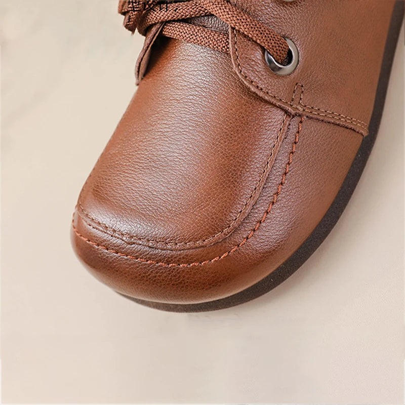 O Sapato Feminino Lithium é uma peça clássica, confeccionada em couro, que combina elegância, leveza e conforto. Sapato Feminino  Sapato Anatômico  Sapato Elegante  Sapato Moderno  Sapato Rasteiro  Sapato  Sapato Ortopédico  Sapato Confortável  Sapato Vintage  Sapato Clássico  Sapato Bico Quadrado  Sapato com Cadarço  Sapato Bico Redondo Sapato Feminino Clássico em Couro Leve e Confortável - Deluzen