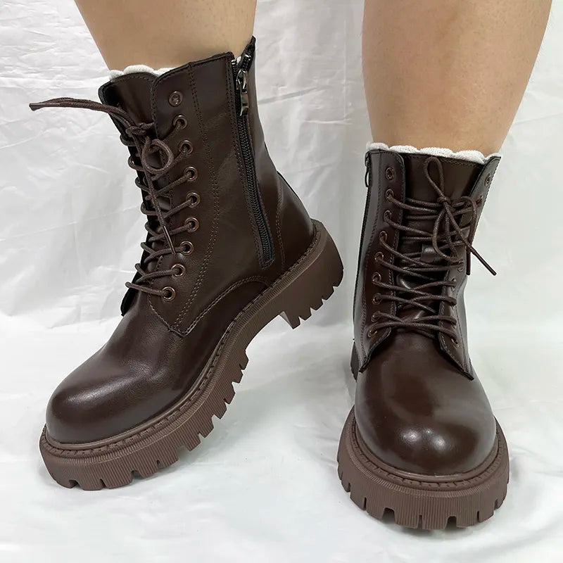 As Botas Femininas Coturno Cano Médio Stormz oferecem uma combinação de estilo vintage, durabilidade e atitude.Bota de Inverno Bota Feminina Bota Flexível Bota Bota Antiderrapante Bota Elegante Bota Impermeável Bota de Couro Bota de Passeio Botas Botas Femininas Bota com Zíper Bota Coturno Bota Cano Médio Botas Femininas Coturno Cano Médio de Couro Vintage - Deluzen