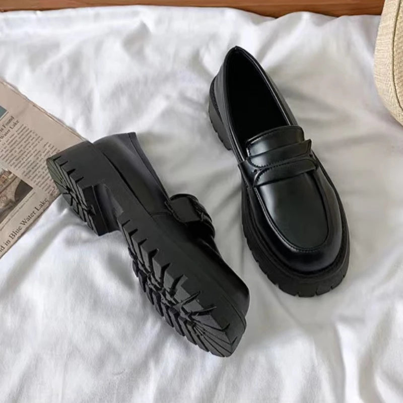 O Mocassim Feminino Sneakz é uma interpretação moderna do estilo britânico, apresentando uma plataforma e cano raso para um toque contemporâneo. Mocassim Mocassim Antiderrapante Mocassim Casual Mocassim Elegante Mocassim Flexível Mocassim Moderna Sapato Mocassim Mocassim Moderno Mocassim Britânico Mocassim Plataforma Mocassim Cano Raso Mocassim Feminino Plataforma Cano Raso Estilo Britânico - Deluzen