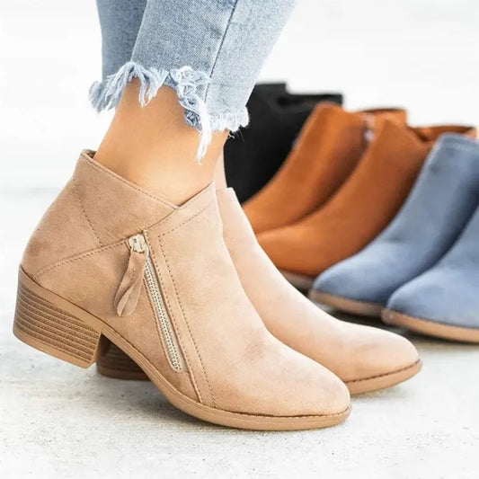 As Botas de Cano Curto Femininas KVZ são uma escolha encantadora para mulheres que procuram combinar estilo e conforto. Botas Femininas Botas Bota Feminina Bota Elegante Bota de Passeio Bota de Cano Curto Bota de Camurça Bota de Bico Médio Bota Country Bota com Zíper Bota com Salto Baixo Bota Botas de Cano Curto Feminina em Camurça com Zíper e Mini Salto - Deluzen