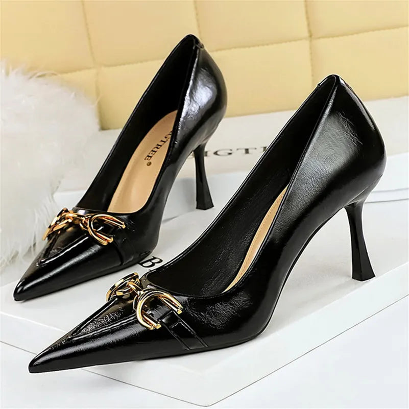O Scarpin Feminino WRK Bigtree é uma escolha que une elegância e conforto, apresentando um design em salto alto. Scarpin Scarpin Moderno Scarpin Salto Fino Scarpin Clássico Scarpin Fino Scarpin Para Festas Scarpin Para Trabalhar Scarpin Fashion Scarpin 8cm Scarpin com Adereço Scarpin Confortável Scarpin Leve Salto Alto Confortável Scarpin Feminino em Salto Alto Confortável - Deluzen
