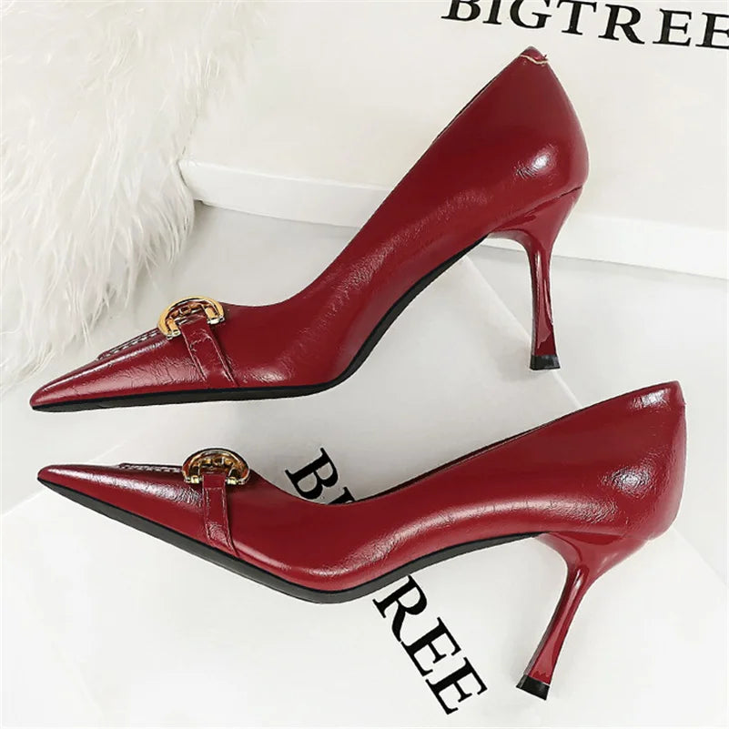 O Scarpin Feminino WRK Bigtree é uma escolha que une elegância e conforto, apresentando um design em salto alto. Scarpin Scarpin Moderno Scarpin Salto Fino Scarpin Clássico Scarpin Fino Scarpin Para Festas Scarpin Para Trabalhar Scarpin Fashion Scarpin 8cm Scarpin com Adereço Scarpin Confortável Scarpin Leve Salto Alto Confortável Scarpin Feminino em Salto Alto Confortável - Deluzen