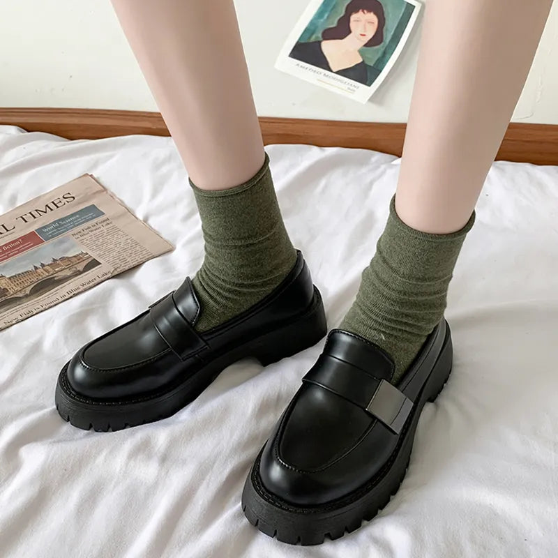 O Mocassim Feminino Sneakz é uma interpretação moderna do estilo britânico, apresentando uma plataforma e cano raso para um toque contemporâneo. Mocassim Mocassim Antiderrapante Mocassim Casual Mocassim Elegante Mocassim Flexível Mocassim Moderna Sapato Mocassim Mocassim Moderno Mocassim Britânico Mocassim Plataforma Mocassim Cano Raso Mocassim Feminino Plataforma Cano Raso Estilo Britânico - Deluzen