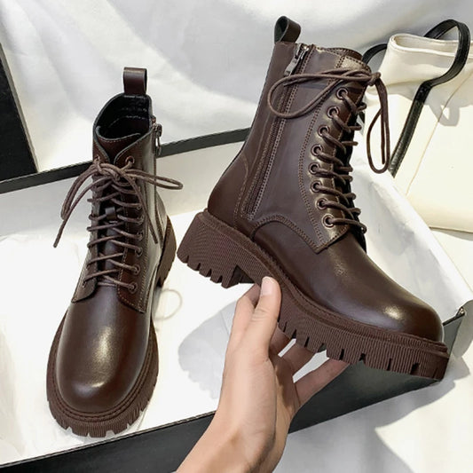 As Botas Femininas Coturno Cano Médio Stormz oferecem uma combinação de estilo vintage, durabilidade e atitude.Bota de Inverno Bota Feminina Bota Flexível Bota Bota Antiderrapante Bota Elegante Bota Impermeável Bota de Couro Bota de Passeio Botas Botas Femininas Bota com Zíper Bota Coturno Bota Cano Médio Botas Femininas Coturno Cano Médio de Couro Vintage - Deluzen