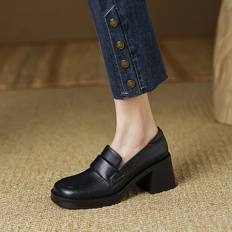 O Sapato Feminino Veron é uma peça retro com plataforma e salto grosso quadrado, oferecendo um toque vintage e uma estética única. Sapato Feminino Sapato com Salto Sapato Elegante Sapato Mocassim Sapato Moderno Sapato com Salto Alto Sapato Confortável Sapato Contemporâneo Sapato Couro Sapato Salto Quadrado Sapato Alto Sapato Plataforma Sapato Vintage Mocassim Sapato Sapato Bico Quadrado Sapato Clássico Sapato Feminino Retro Plataforma Salto Grosso Quadrado - Deluzen