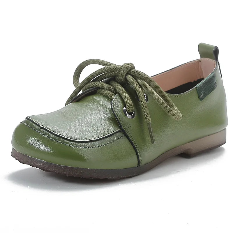 O Sapato Feminino Lithium é uma peça clássica, confeccionada em couro, que combina elegância, leveza e conforto. Sapato Feminino  Sapato Anatômico  Sapato Elegante  Sapato Moderno  Sapato Rasteiro  Sapato  Sapato Ortopédico  Sapato Confortável  Sapato Vintage  Sapato Clássico  Sapato Bico Quadrado  Sapato com Cadarço  Sapato Bico Redondo Sapato Feminino Clássico em Couro Leve e Confortável - Deluzen