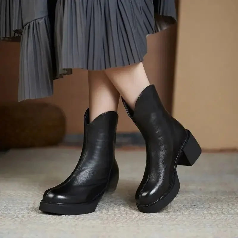 As Botas Femininas Royals apresentam um design elegante e prático, perfeito para mulheres que buscam estilo e facilidade no uso diário.Bota Feminina Bota Bota de Inverno Botas Bota de Couro Bota Impermeável Bota de Passeio Bota Antiderrapante Botas Femininas Bota a Prova D'água Bota Country Bota Flex Bota Cano Médio Bota Plataforma Bota Feminina de Couro Cano Médio com Zíper - Deluzen