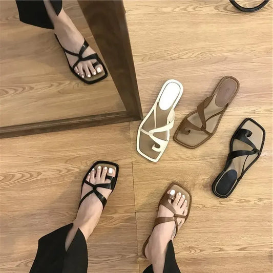 A Sandália Rasteira Arthemis é uma escolha moderna, leve e antiderrapante para mulheres que valorizam o conforto e o estilo casual. Rasteiras Rasteira Chinelo Rasteiro Sandália Rasteira Rasteirinha Rasteirinha de Verão Rasteira Nude Rasteriinha Leve Sapato Rasteiro Rasteira de Couro Sandália Rasteirinha Rasteira Grega Rasteira Moderna Rasteira Bico Quadrado Sandália Rasteira Moderna Leve e Antiderrapante - Deluzen