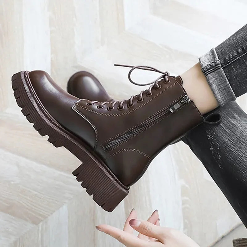 As Botas Femininas Coturno Cano Médio Stormz oferecem uma combinação de estilo vintage, durabilidade e atitude.Bota de Inverno Bota Feminina Bota Flexível Bota Bota Antiderrapante Bota Elegante Bota Impermeável Bota de Couro Bota de Passeio Botas Botas Femininas Bota com Zíper Bota Coturno Bota Cano Médio Botas Femininas Coturno Cano Médio de Couro Vintage - Deluzen