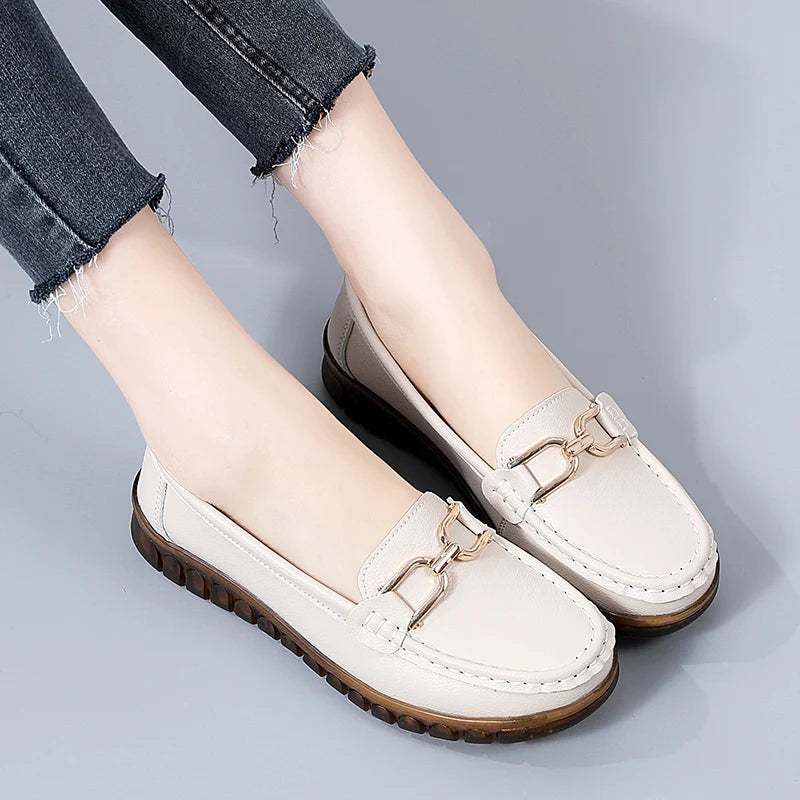 O Mocassim Feminino Lavita é uma escolha casual que combina estilo, praticidade e conforto. Mocassim  Mocassim Ortopédico  Sapatilha Mocassim  Mocassim Antiderrapante  Mocassim Casual  Mocassim Elegante  Mocassim Flexível  Mocassim Moderna  Sapato Mocassim  Mocassim de Luxo  Mocassim Moderno Mocassim Feminino Casual Slip On Flexível e Antiderrapante - Deluzen