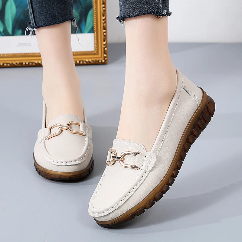 O Mocassim Feminino Lavita é uma escolha casual que combina estilo, praticidade e conforto. Mocassim  Mocassim Ortopédico  Sapatilha Mocassim  Mocassim Antiderrapante  Mocassim Casual  Mocassim Elegante  Mocassim Flexível  Mocassim Moderna  Sapato Mocassim  Mocassim de Luxo  Mocassim Moderno Mocassim Feminino Casual Slip On Flexível e Antiderrapante - Deluzen