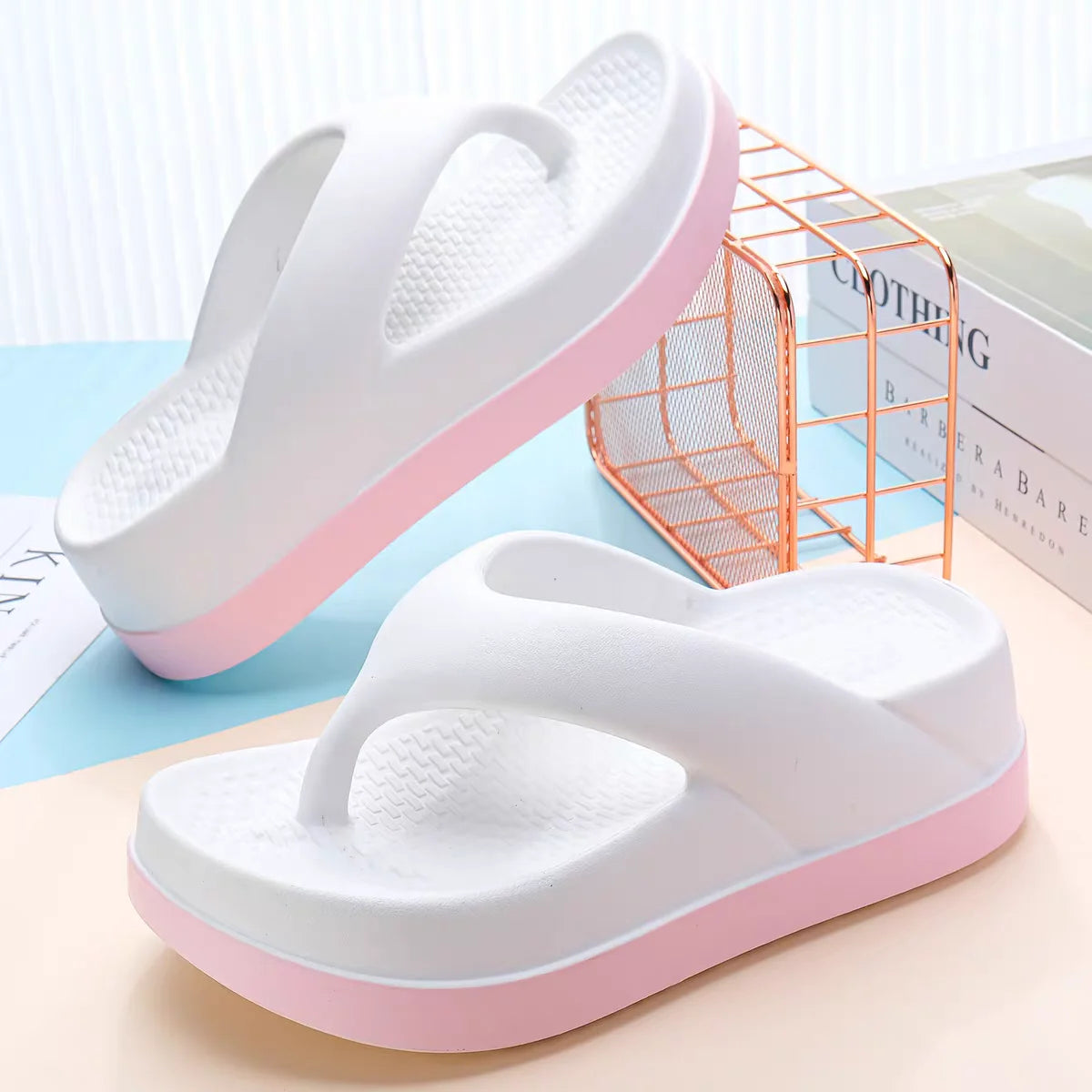 A Flat Feminino Plataforma Flipper é uma escolha leve e confortável para mulheres que buscam um calçado prático e estiloso. Chinelo Flat Sandália Flat Flat Antiderrapante Flat Colorido Flat de Verão Flat Plataforma Flat Alto Flat de Praia Flat para Caminhar Flats Chinelo Alto Sandália Alta Chinelo de Praia Chinelo de Casa Chinelo de Verão Flat Feminino Plataforma Leve e Confortável - Deluzen