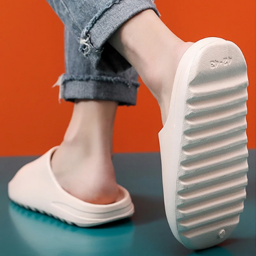 Os Chinelos Nuvem da linha S7V Slide, destinados tanto para mulheres quanto para homens, oferecem uma experiência de conforto e estilo excepcionais. Chinelos De Nuvem Chinelo Macio Chinelos Macios Chinelo Anti Derrapante Chinelo Colorido Chinelo de Casa Chinelo Moderno Chinelo Macios Chinelo Antiqueda Sandálias Macias Sandálias Femininas Chinelo Nuvem Feminino e Masculino Macios e Antiderrapantes - Deluzen