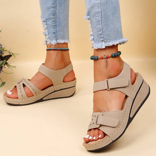 A Sandália Anatômica Ortopédica da marca Fytplus é projetada para proporcionar conforto excepcional às mulheres, combinando estilo e suporte ortopédico. Pés Macios, Sonhos Dos Pés, Sapato Feminino, Chinelo Macio, Sandália Confortável, Sandália de Passeio, Sandália Anatômica, Plus Size, Sandálias Femininas, Sandálias Macias, Sandália Anatômica Ortopédica Confortável Feminina com Velcro - Deluzen