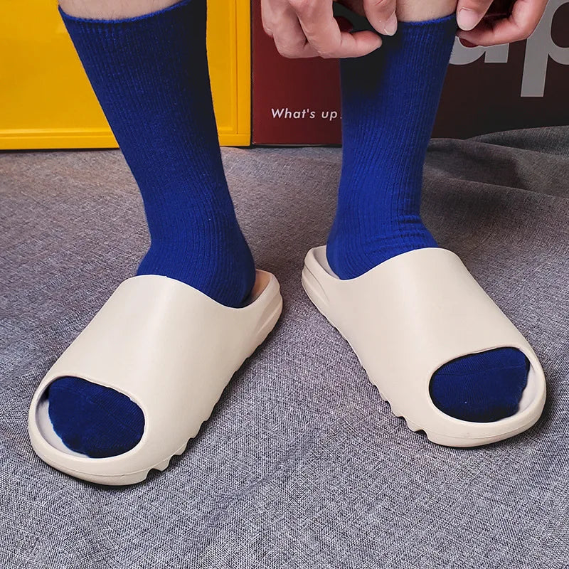 Os Chinelos Nuvem da linha S7V Slide, destinados tanto para mulheres quanto para homens, oferecem uma experiência de conforto e estilo excepcionais. Chinelos De Nuvem Chinelo Macio Chinelos Macios Chinelo Anti Derrapante Chinelo Colorido Chinelo de Casa Chinelo Moderno Chinelo Macios Chinelo Antiqueda Sandálias Macias Sandálias Femininas Chinelo Nuvem Feminino e Masculino Macios e Antiderrapantes - Deluzen