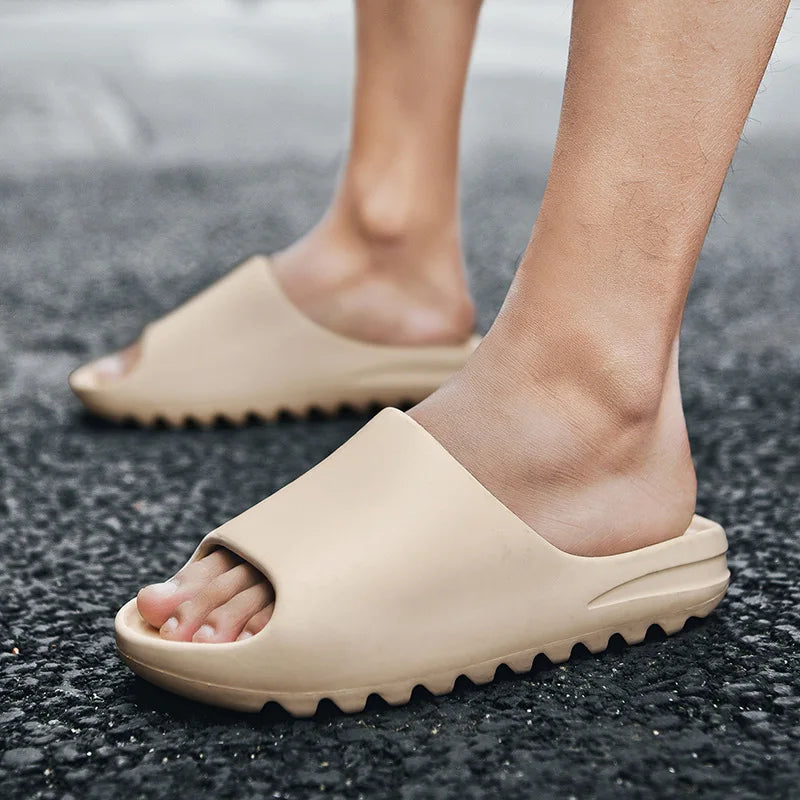 Os Chinelos Nuvem da linha S7V Slide, destinados tanto para mulheres quanto para homens, oferecem uma experiência de conforto e estilo excepcionais. Chinelos De Nuvem Chinelo Macio Chinelos Macios Chinelo Anti Derrapante Chinelo Colorido Chinelo de Casa Chinelo Moderno Chinelo Macios Chinelo Antiqueda Sandálias Macias Sandálias Femininas Chinelo Nuvem Feminino e Masculino Macios e Antiderrapantes - Deluzen
