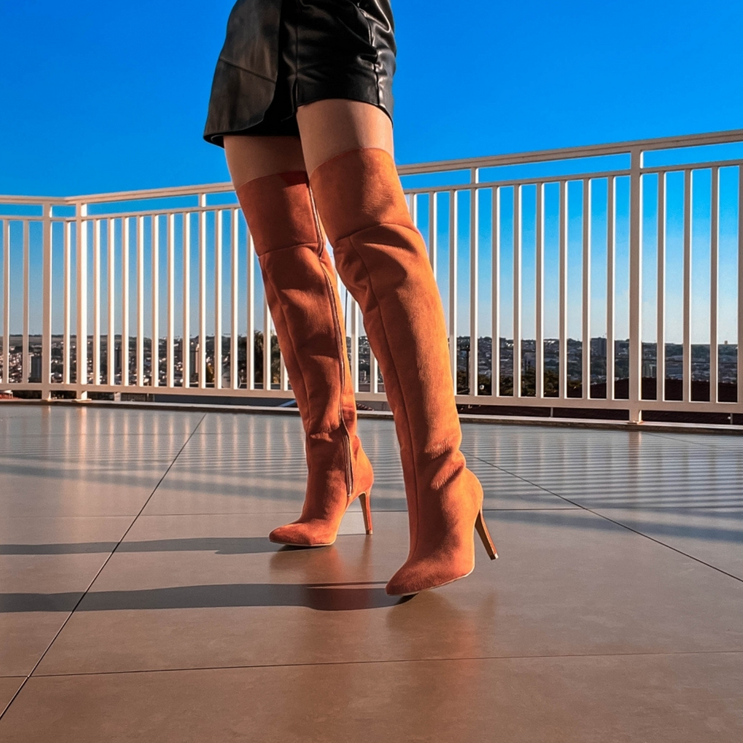 Bota Over Feminina Bico Fino com Zíper - Woody Torricella
