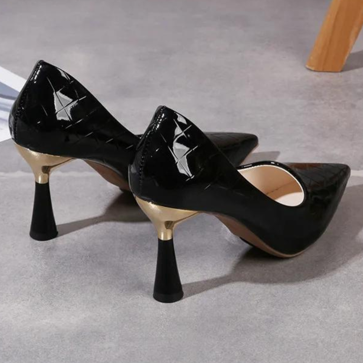 O Scarpin Salto Alto Velvetz é uma peça sofisticada que combina elegância e glamour. Salto Alto  Sapato com Salto  Sapato Salto Médio  Scarpin Salto Fino  Scarpin  Scarpin Bico Fino  Scarpin Clássico  Scarpin Fino  Scarpin Moderno  Scarpin Para Trabalhar  Scarpin Cintilante Scarpin Salto Alto Cintilante com Dourado - Deluzen