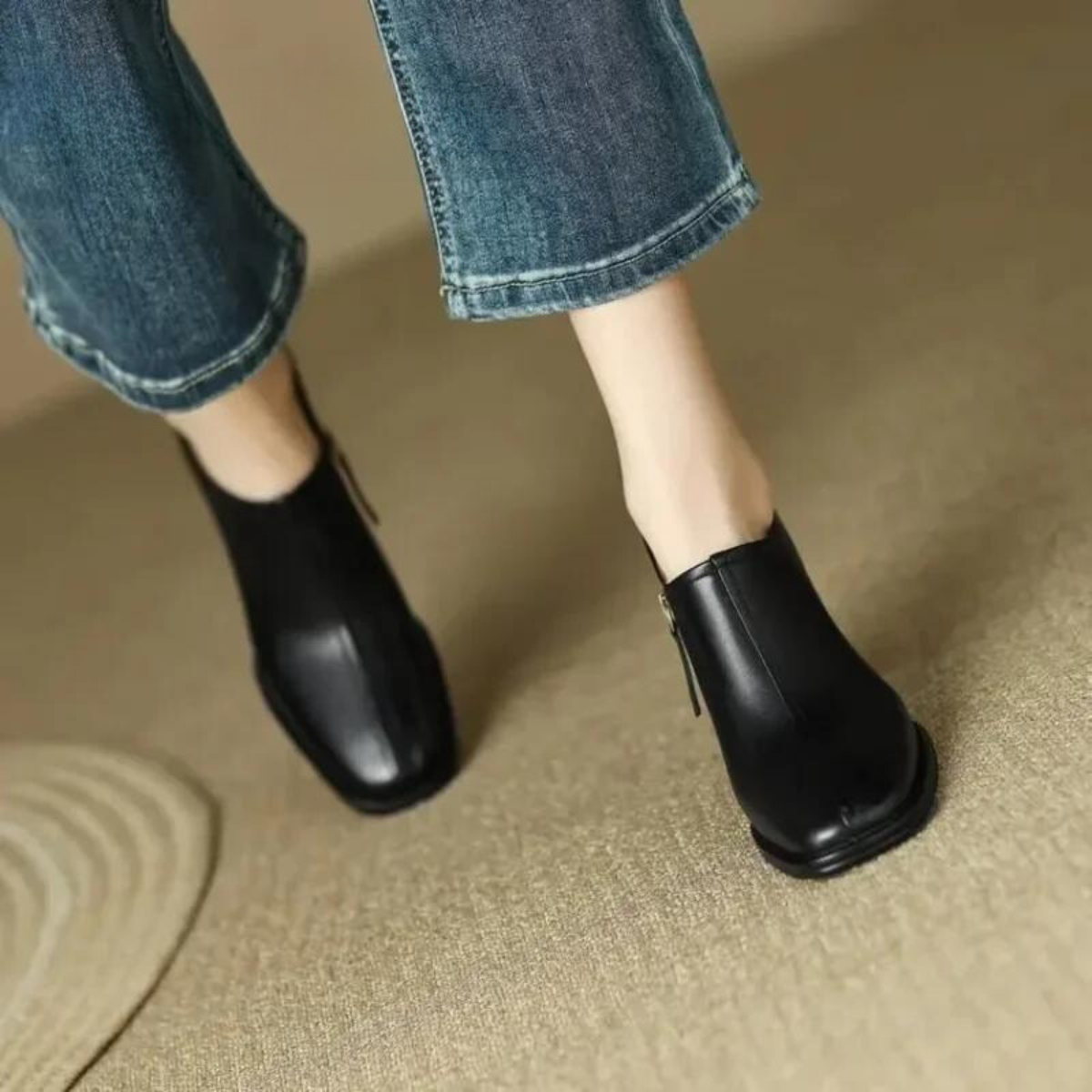 O Sapato Feminino Alamo é uma peça vintage com salto grosso quadrado, caracterizado pelo estilo elegante e atemporal. Sapato Feminino  Sapato com Salto  Sapato Anatômico  Sapato Elegante  Sapato Moderno  Sapato  Sapato Ortopédico  Sapato com Salto Alto  Sapato Confortável  Sapato Contemporâneo  Sapato Couro  Sapato Salto Quadrado  Sapato Alto  Sapato Vintage  Sapato com Zíper Sapato Feminino Vintage Salto Grosso Quadrado com Zíper - Deluzen