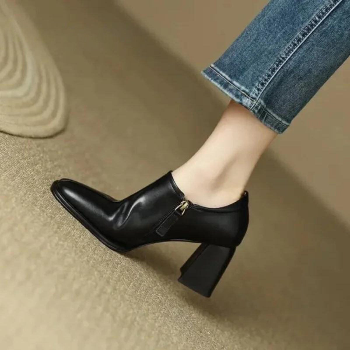 O Sapato Feminino Alamo é uma peça vintage com salto grosso quadrado, caracterizado pelo estilo elegante e atemporal. Sapato Feminino  Sapato com Salto  Sapato Anatômico  Sapato Elegante  Sapato Moderno  Sapato  Sapato Ortopédico  Sapato com Salto Alto  Sapato Confortável  Sapato Contemporâneo  Sapato Couro  Sapato Salto Quadrado  Sapato Alto  Sapato Vintage  Sapato com Zíper Sapato Feminino Vintage Salto Grosso Quadrado com Zíper - Deluzen