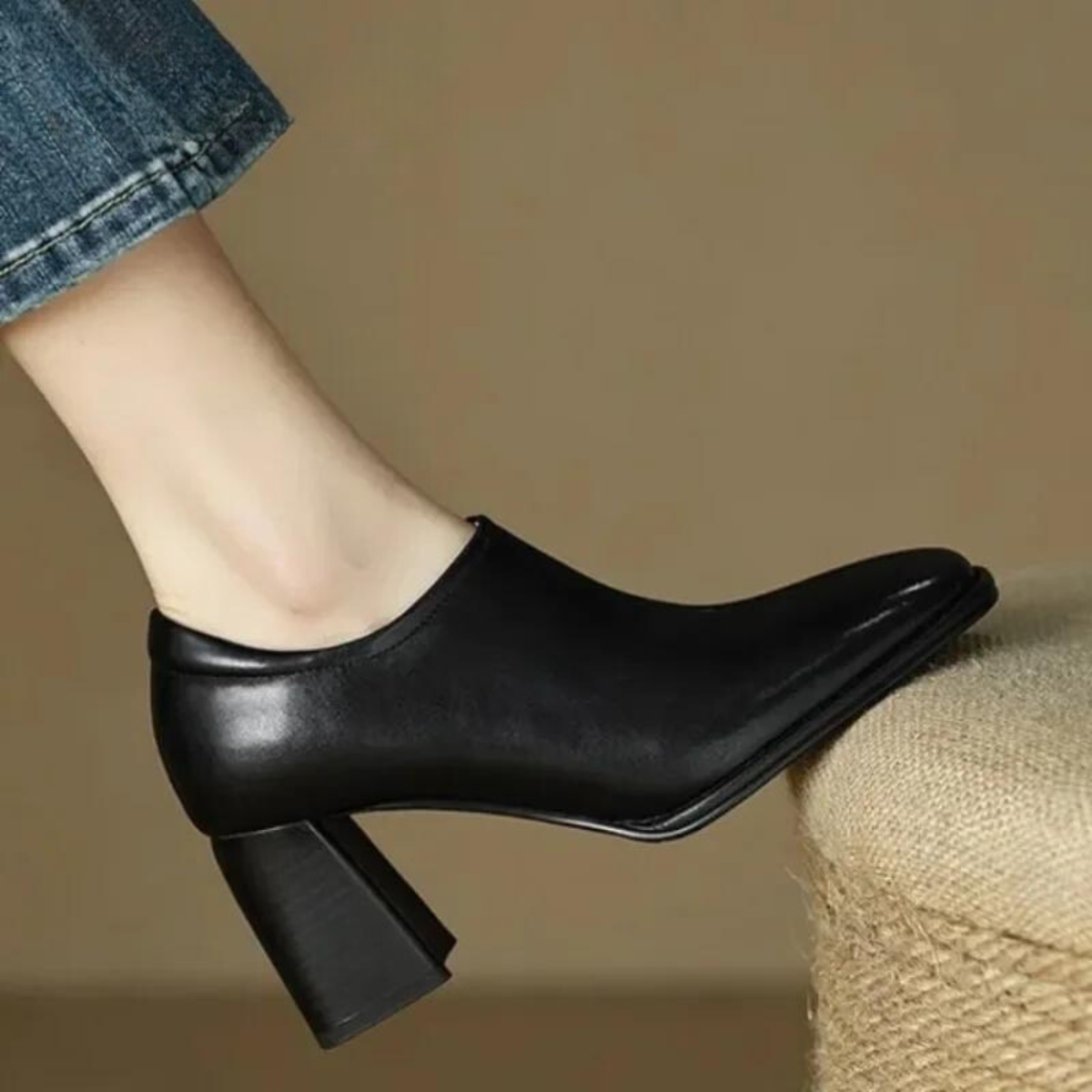 O Sapato Feminino Alamo é uma peça vintage com salto grosso quadrado, caracterizado pelo estilo elegante e atemporal. Sapato Feminino  Sapato com Salto  Sapato Anatômico  Sapato Elegante  Sapato Moderno  Sapato  Sapato Ortopédico  Sapato com Salto Alto  Sapato Confortável  Sapato Contemporâneo  Sapato Couro  Sapato Salto Quadrado  Sapato Alto  Sapato Vintage  Sapato com Zíper Sapato Feminino Vintage Salto Grosso Quadrado com Zíper - Deluzen