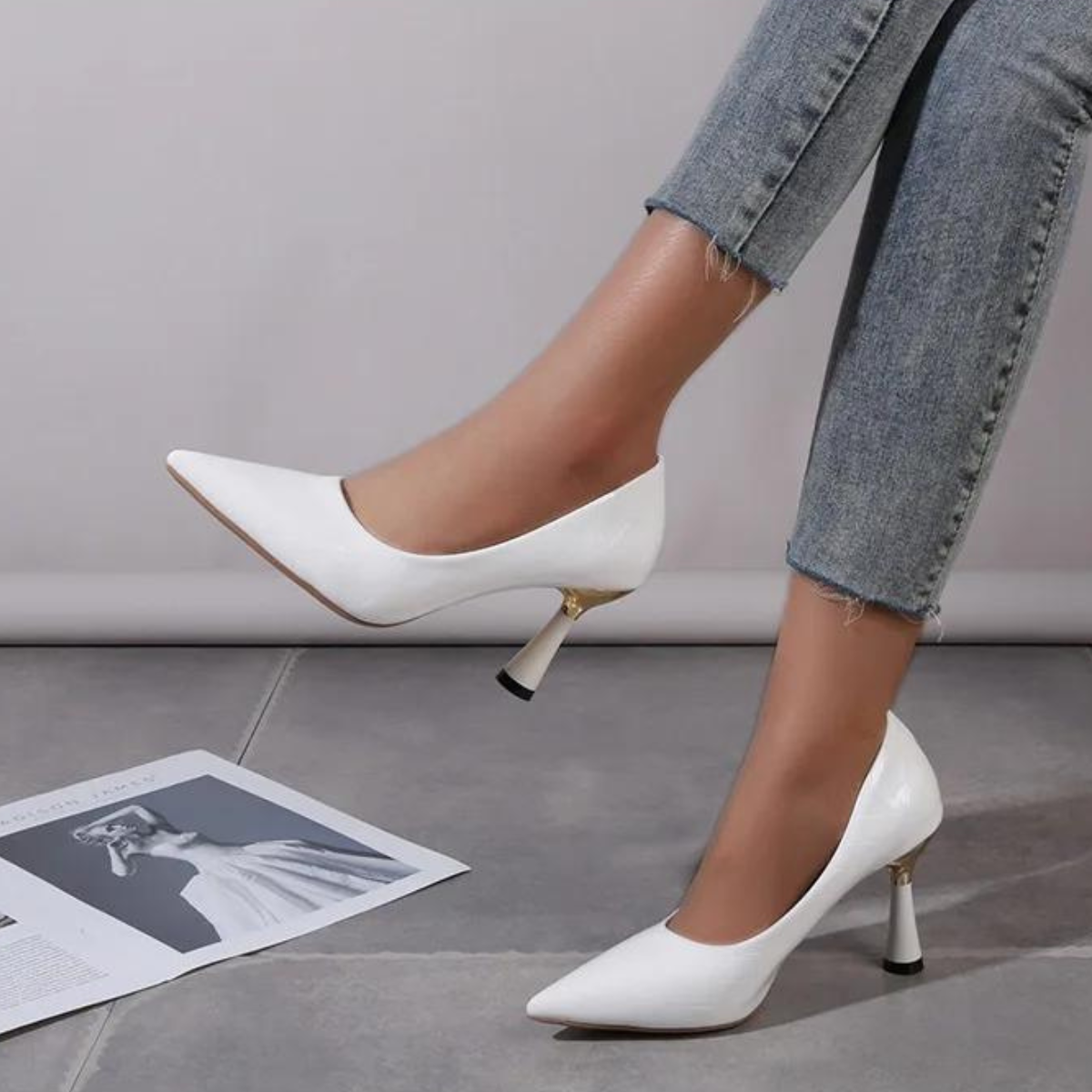 O Scarpin Salto Alto Velvetz é uma peça sofisticada que combina elegância e glamour. Salto Alto  Sapato com Salto  Sapato Salto Médio  Scarpin Salto Fino  Scarpin  Scarpin Bico Fino  Scarpin Clássico  Scarpin Fino  Scarpin Moderno  Scarpin Para Trabalhar  Scarpin Cintilante Scarpin Salto Alto Cintilante com Dourado - Deluzen