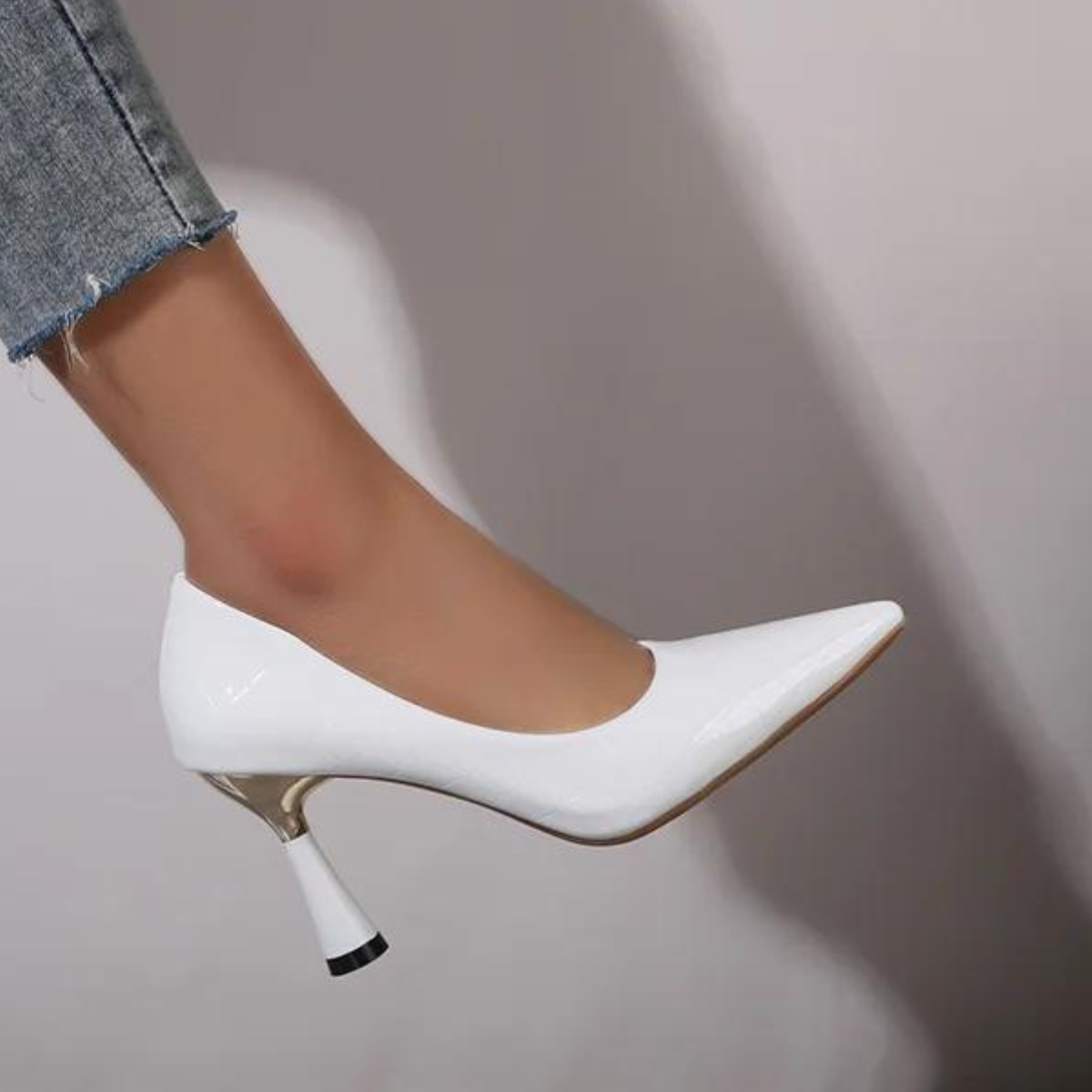 O Scarpin Salto Alto Velvetz é uma peça sofisticada que combina elegância e glamour. Salto Alto  Sapato com Salto  Sapato Salto Médio  Scarpin Salto Fino  Scarpin  Scarpin Bico Fino  Scarpin Clássico  Scarpin Fino  Scarpin Moderno  Scarpin Para Trabalhar  Scarpin Cintilante Scarpin Salto Alto Cintilante com Dourado - Deluzen