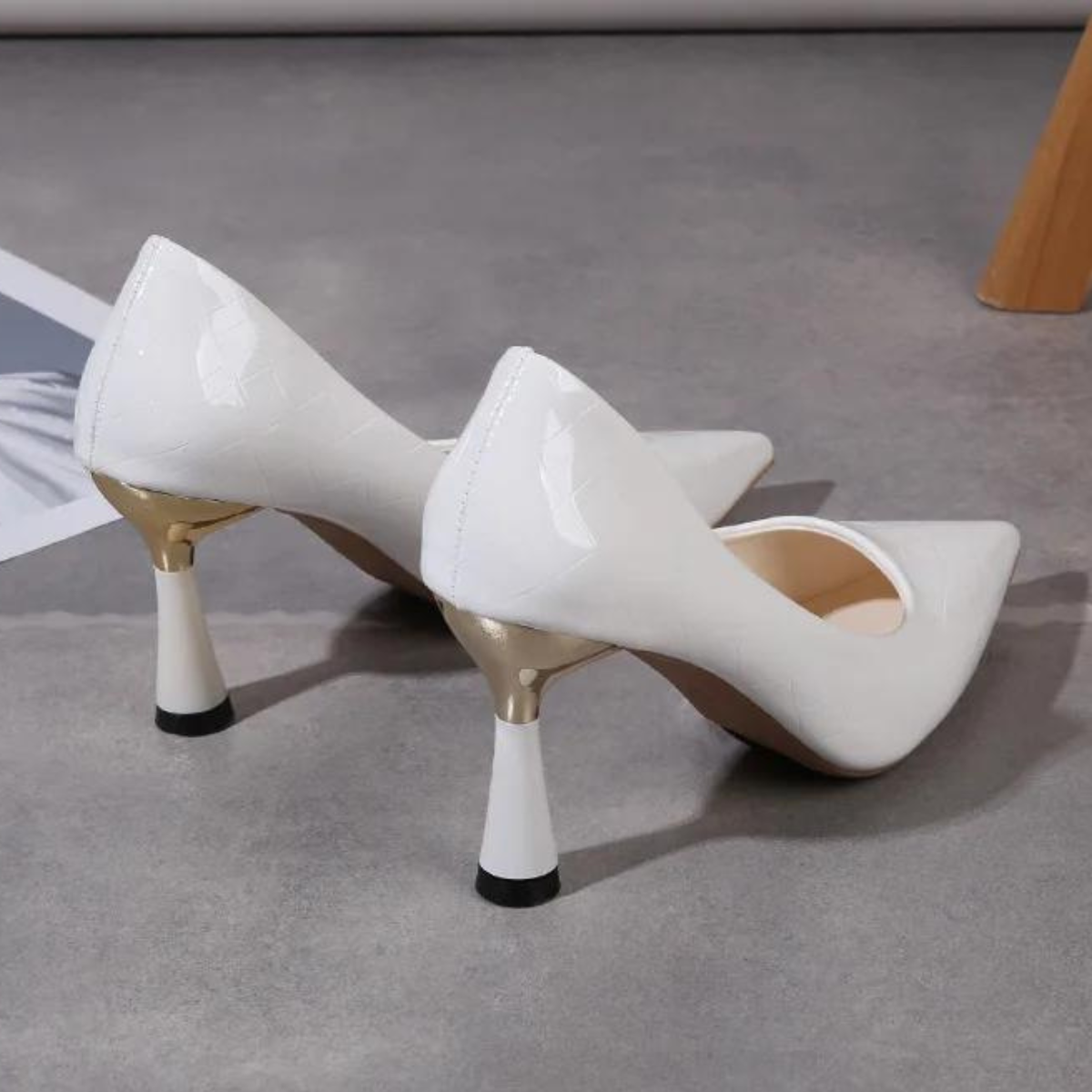 O Scarpin Salto Alto Velvetz é uma peça sofisticada que combina elegância e glamour. Salto Alto  Sapato com Salto  Sapato Salto Médio  Scarpin Salto Fino  Scarpin  Scarpin Bico Fino  Scarpin Clássico  Scarpin Fino  Scarpin Moderno  Scarpin Para Trabalhar  Scarpin Cintilante Scarpin Salto Alto Cintilante com Dourado - Deluzen