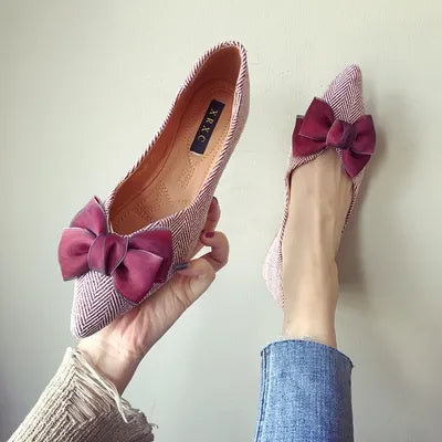 A Sapatilha Feminina XRXC Line é uma peça de luxo que combina elegância e estilo. Sapatilha  Sapatilha Confortável  Sapatilha Leve  Sapatilha Ortopédica  Sapatilha de Ponta  Sapatilha Para Trabalhar  Sapatilha Bico Fino  Sapatilha Fashion  Sapatilha Moderna  Sapatilha Slip On  Sapatilha de Listras Sapatilha Feminina Listrada de Luxo com Bico FIno - Deluzen