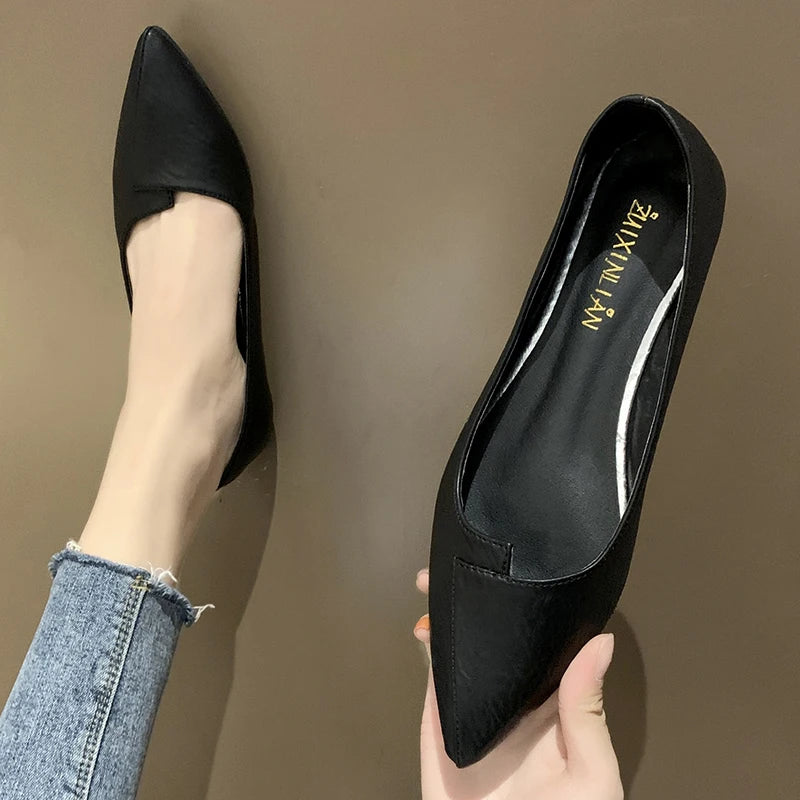 A Sapatilha Feminina ZXN é uma escolha moderna, elegante e confortável para mulheres que buscam um calçado prático e estiloso. Sapatilha Mocassim  Sapatilha  Sapatilha Confortável  Sapatilha Leve  Sapatilha Ortopédica  Sapatilha Para Trabalhar  Sapatilha de Ponta  Sapatilha Flexível  Sapatilha Moderna  Sapatilha Slip On  Sapatilha Bico Fino  Sapatilha Feminina Moderna de Bico Fino Slip On Leve e Confortável - Deluzen