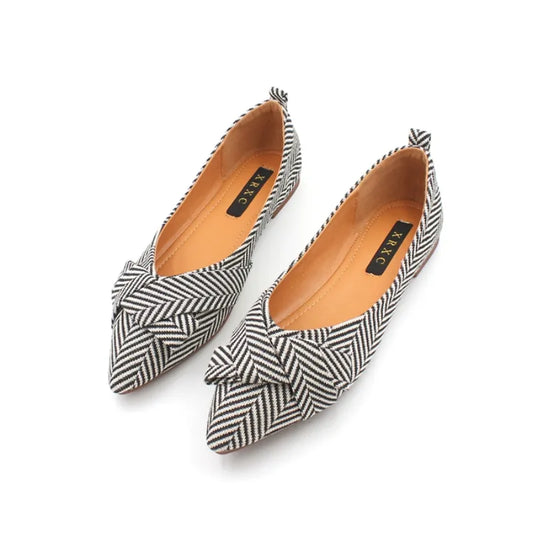 A Sapatilha Feminina XRXC Line é uma peça de luxo que combina elegância e estilo. Sapatilha  Sapatilha Confortável  Sapatilha Leve  Sapatilha Ortopédica  Sapatilha de Ponta  Sapatilha Para Trabalhar  Sapatilha Bico Fino  Sapatilha Fashion  Sapatilha Moderna  Sapatilha Slip On  Sapatilha de Listras Sapatilha Feminina Listrada de Luxo com Bico FIno - Deluzen
