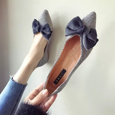 A Sapatilha Feminina XRXC Line é uma peça de luxo que combina elegância e estilo. Sapatilha  Sapatilha Confortável  Sapatilha Leve  Sapatilha Ortopédica  Sapatilha de Ponta  Sapatilha Para Trabalhar  Sapatilha Bico Fino  Sapatilha Fashion  Sapatilha Moderna  Sapatilha Slip On  Sapatilha de Listras Sapatilha Feminina Listrada de Luxo com Bico FIno - Deluzen