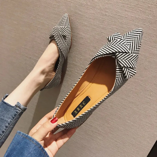 A Sapatilha Feminina XRXC Line é uma peça de luxo que combina elegância e estilo. Sapatilha  Sapatilha Confortável  Sapatilha Leve  Sapatilha Ortopédica  Sapatilha de Ponta  Sapatilha Para Trabalhar  Sapatilha Bico Fino  Sapatilha Fashion  Sapatilha Moderna  Sapatilha Slip On  Sapatilha de Listras Sapatilha Feminina Listrada de Luxo com Bico FIno - Deluzen