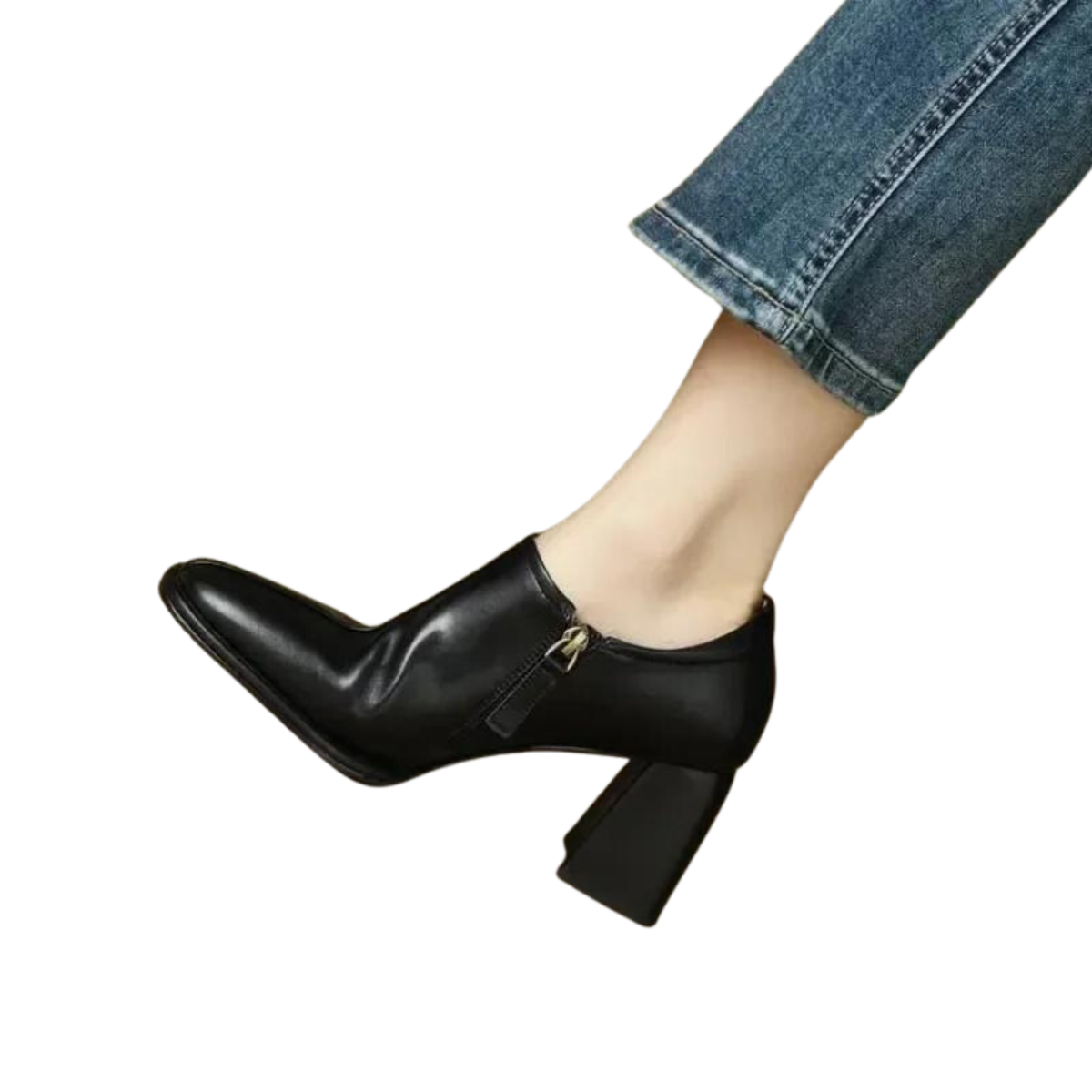O Sapato Feminino Alamo é uma peça vintage com salto grosso quadrado, caracterizado pelo estilo elegante e atemporal. Sapato Feminino  Sapato com Salto  Sapato Anatômico  Sapato Elegante  Sapato Moderno  Sapato  Sapato Ortopédico  Sapato com Salto Alto  Sapato Confortável  Sapato Contemporâneo  Sapato Couro  Sapato Salto Quadrado  Sapato Alto  Sapato Vintage  Sapato com Zíper Sapato Feminino Vintage Salto Grosso Quadrado com Zíper - Deluzen