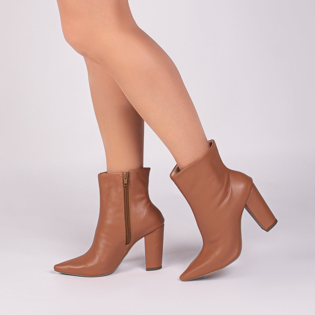 Bota Feminina Cano Curto e Salto Grosso -  HVZ Torricella