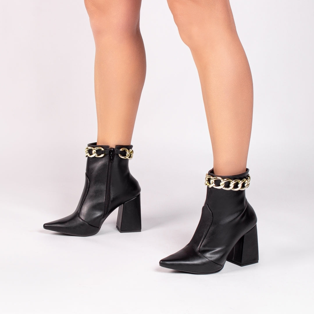 Bota Feminina Bico Fino Liso com Corrente - Fusion Torricella
