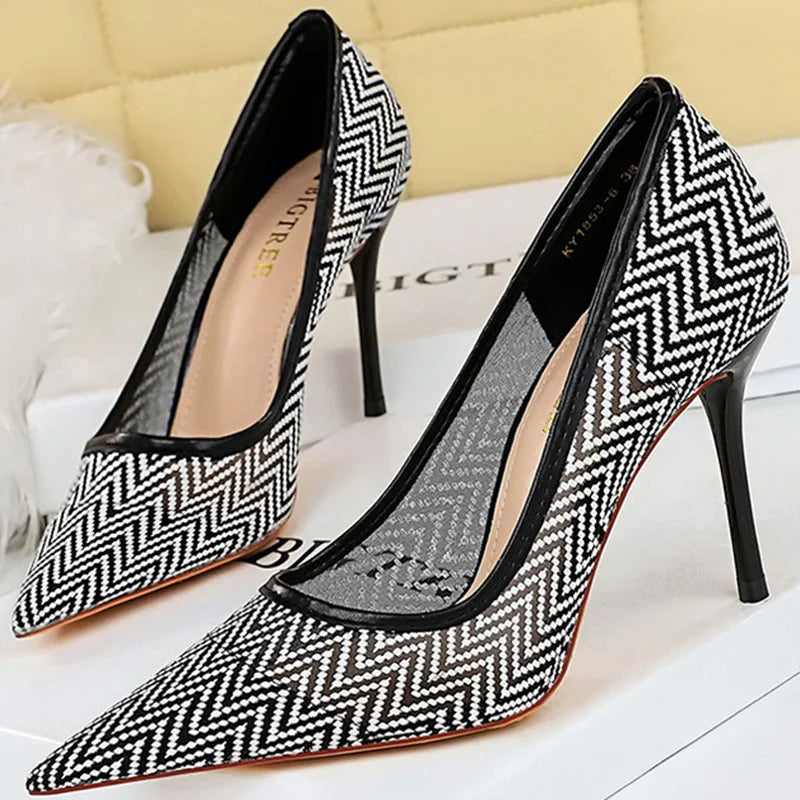 O Scarpin Feminino Fighter Bigtree combina elegância e conforto, apresentando um design respirável em renda e salto agulha. Scarpin  Scarpin Bico Fino  Scarpin Moderno  Scarpin Salto Fino  Scarpin Clássico  Scarpin Fino  Scarpin Para Festas  Scarpin Salto Agulha  Scarpin Para Trabalhar  Scarpin 9cm  Scarpin Diferente  Scarpin Fashion  Scarpin em Renda  Salto Alto  Sapato com Salto  Sapato com Salto Alto Scarpin Feminino Respirável em Renda Salto Agulha - Deluzen